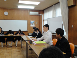 本校と富木島中学の生徒たちの話し合いの様子写真